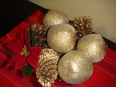 ARRANJO DE NATAL DOURADO COM VERMELHO