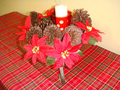 ARRANJO COM PINHAS E FLORES DE NATAL