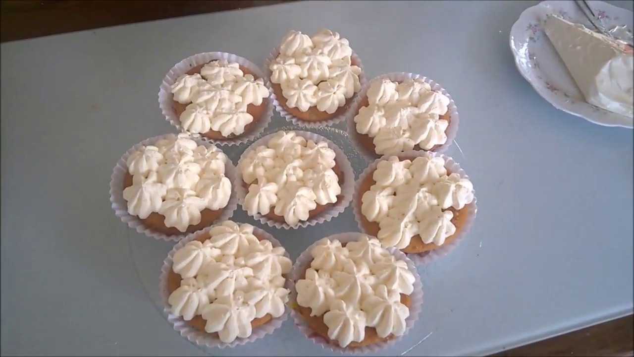 Receita de Cupcake de Abacaxi com Cobertura de Chantilly e Creme de Sorvete