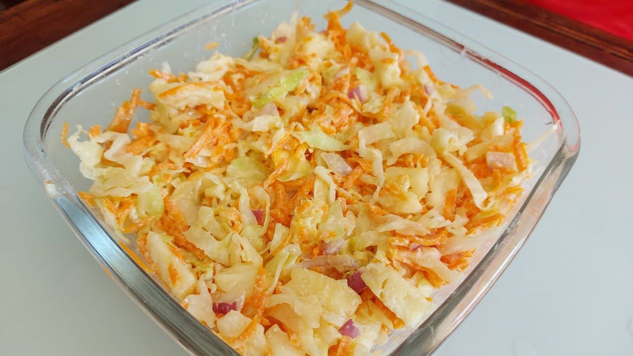 Salada de Repolho com Abacaxi, Cenoura e Cebola Roxa – Refrescante, Cremosa e Crocante