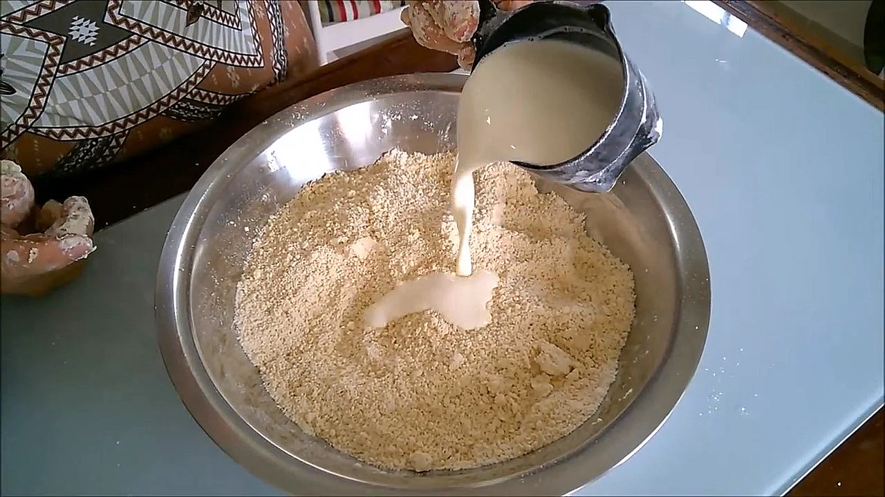 Colocando o kefir aos poucos até dar o ponto da massa do pastelzinho de kefir