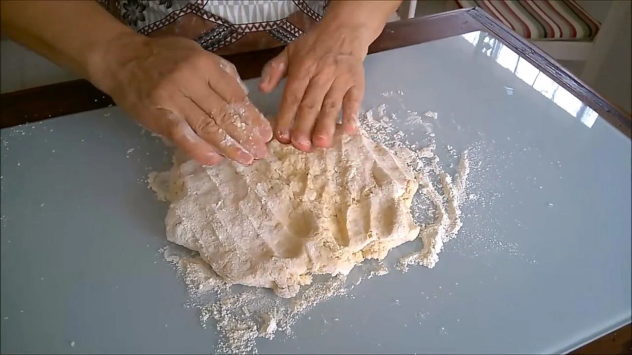 Dando o ponto da massa do pastelzinho de kefir