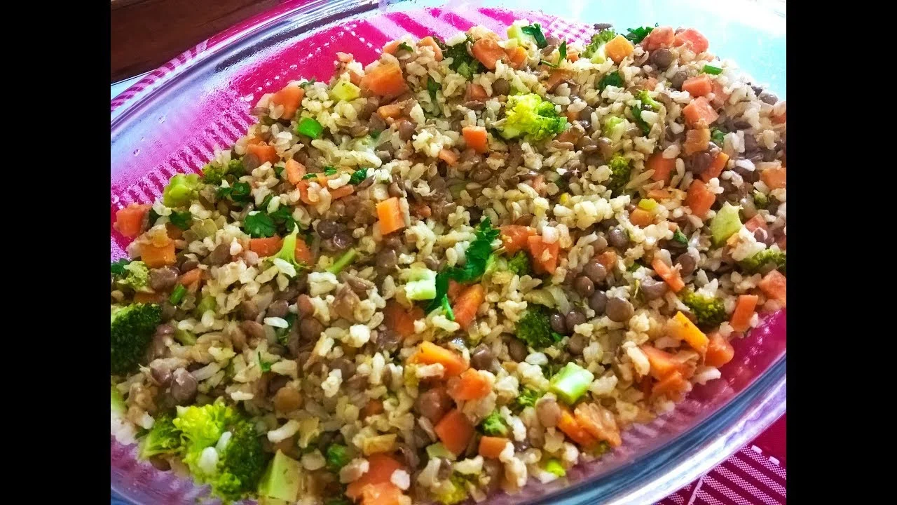 Arroz Integral com Lentilha: Receita Saudável com Cenoura e Brócolis
