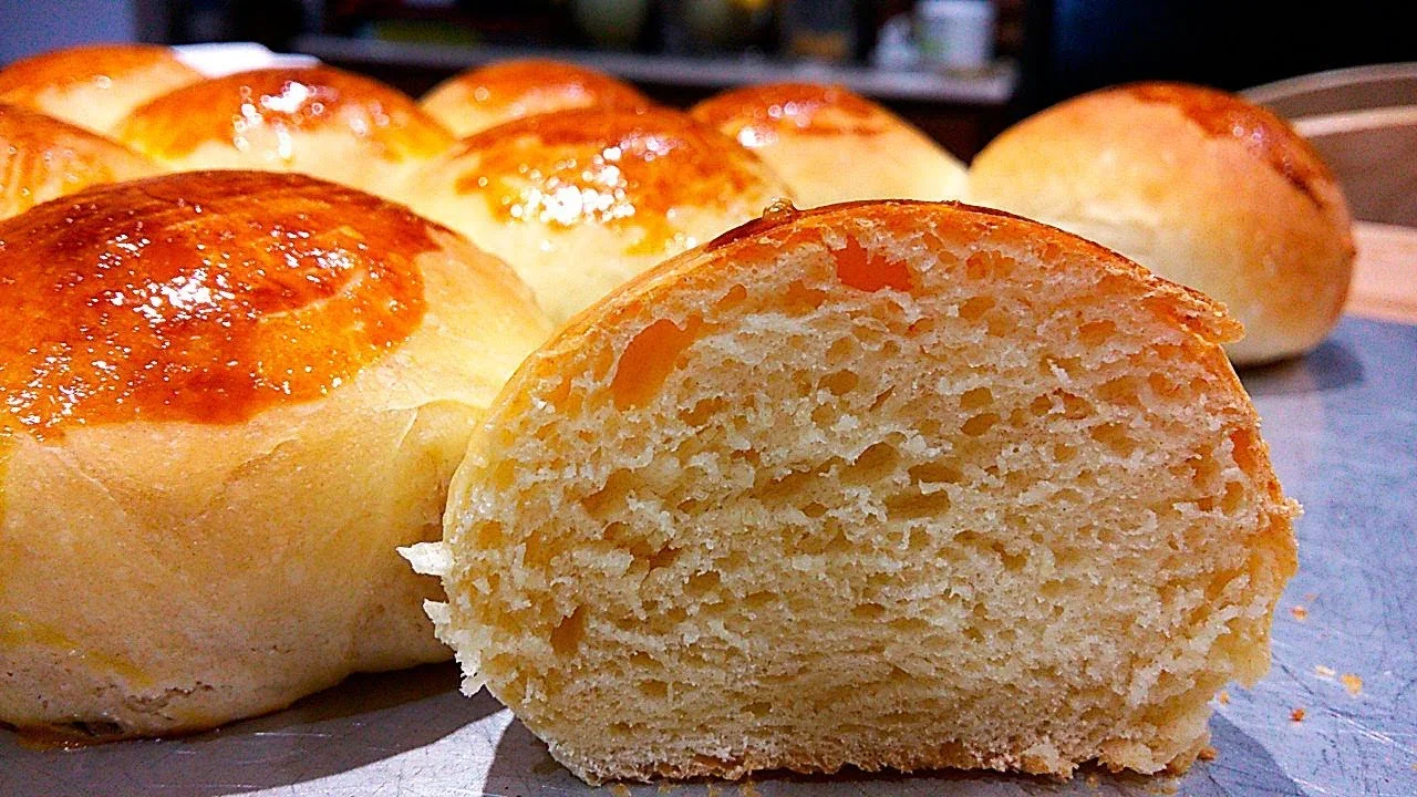 Pão de leite condensado fofinho e dourado