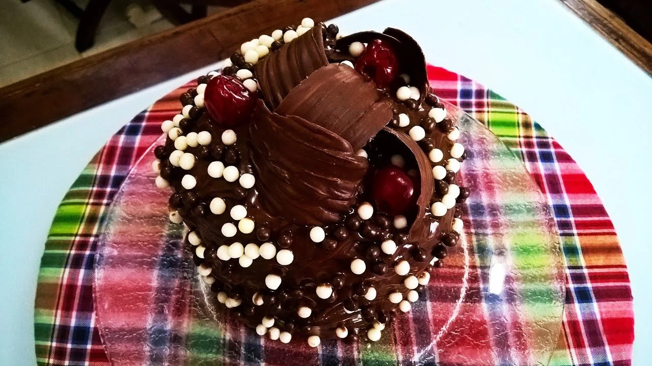 Como decorar chocotone com ganache e cerejas