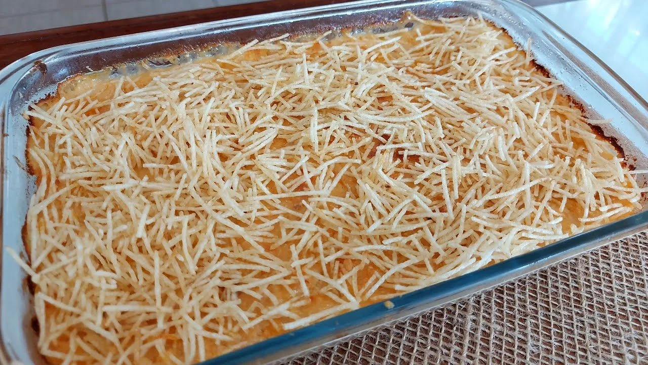 Fricassê de frango cremoso, gratinado e com batata palha