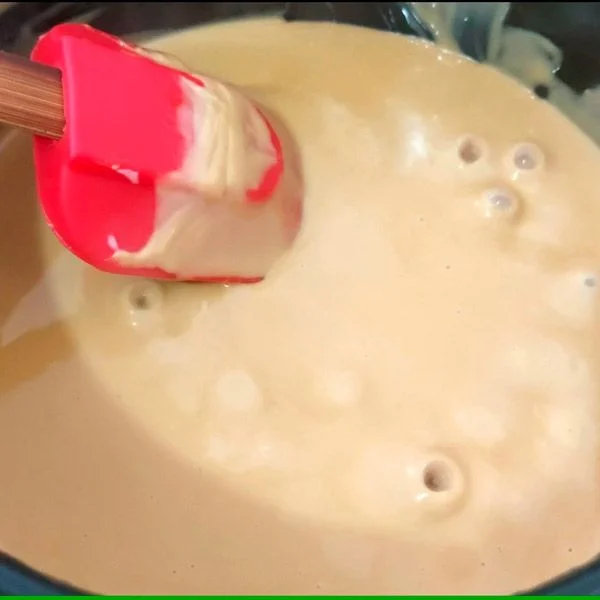 cozinhando o creme de caramelo com creme de leite
