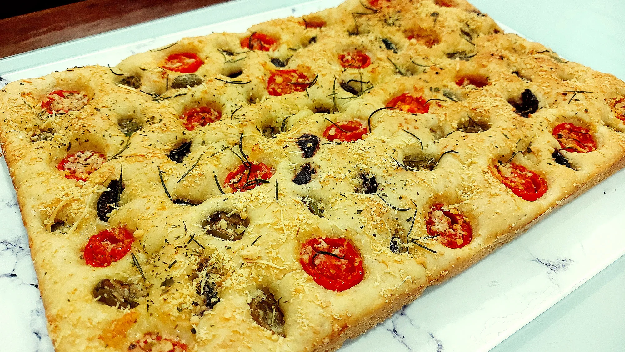 Focaccia fácil: fofinha, perfumada e irresistível