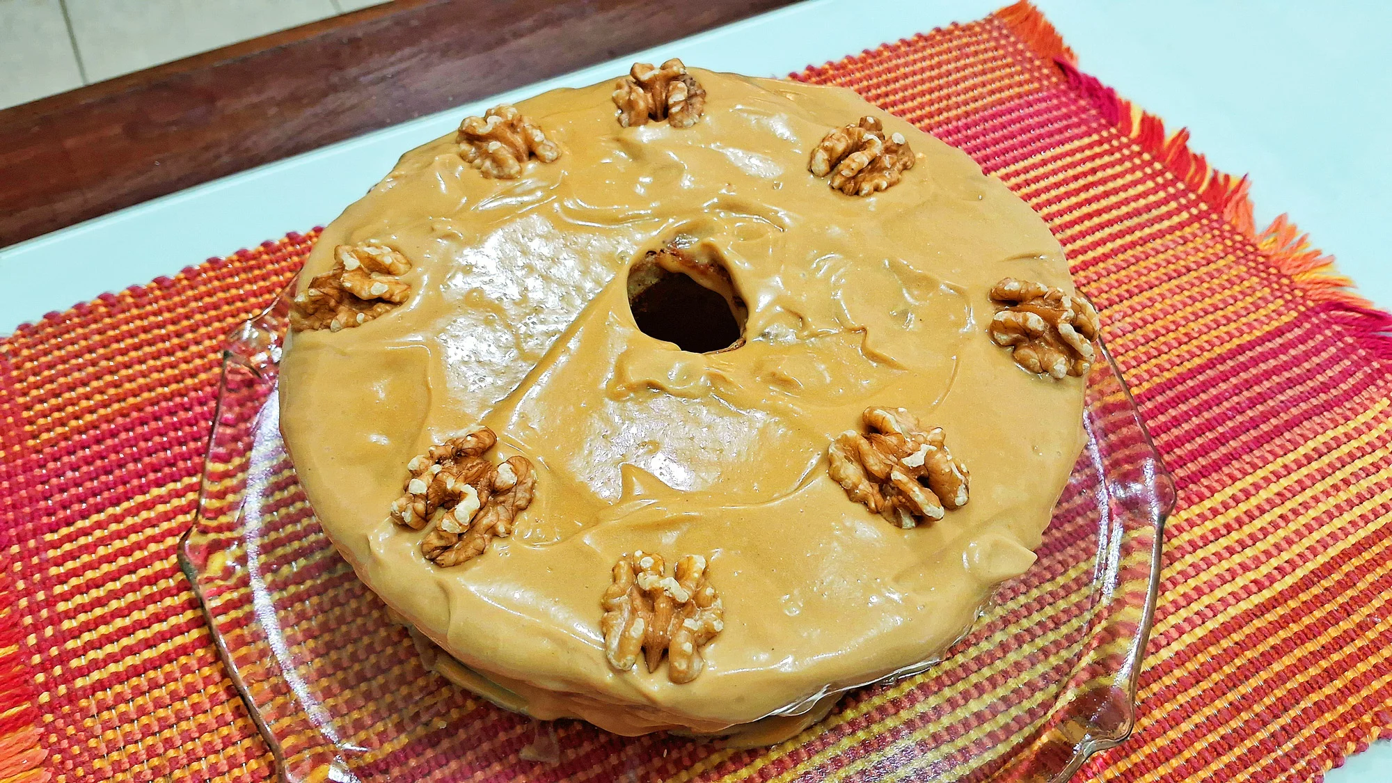Bolo de cenoura com nozes e cobertura de doce de leite