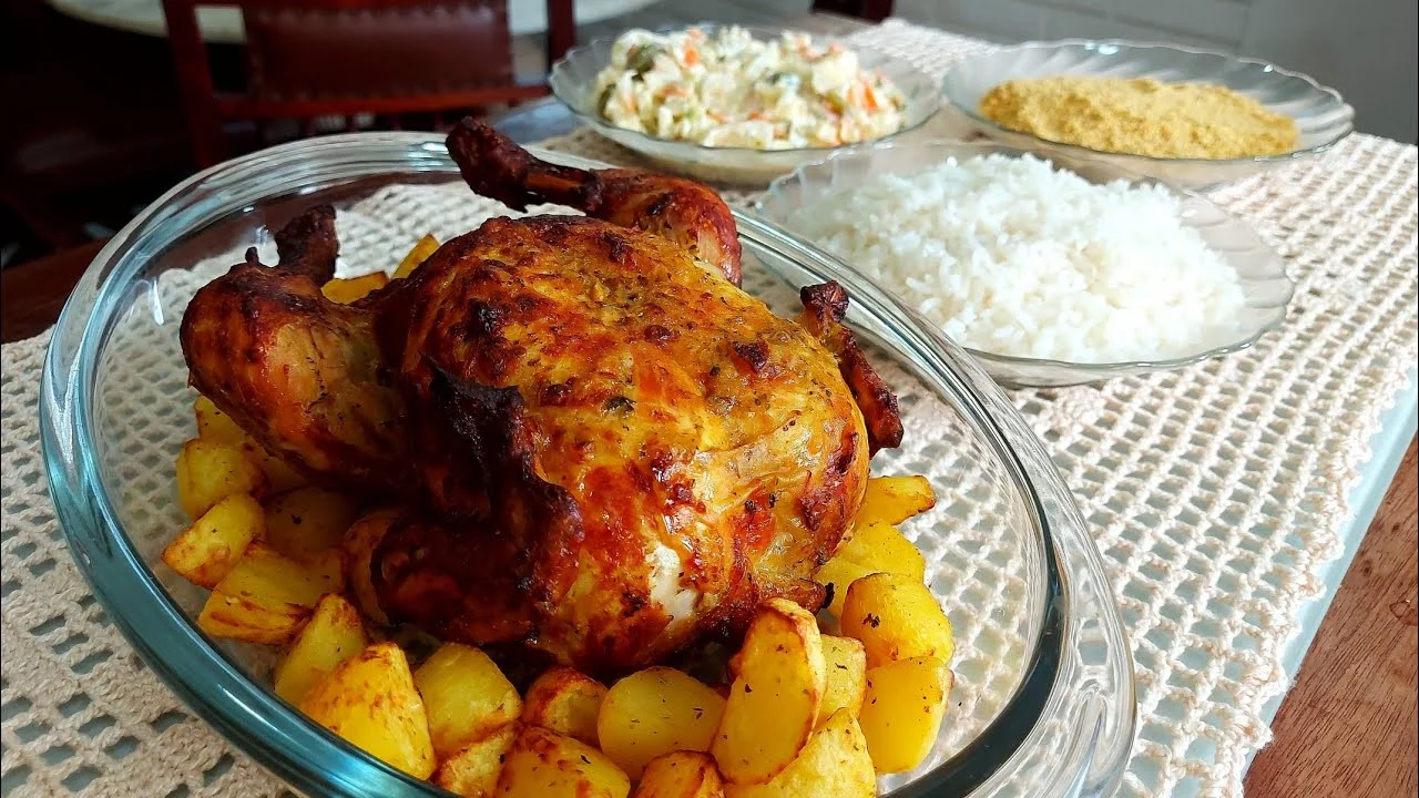 Frango de padaria caseiro dourado com batatas e farofa
