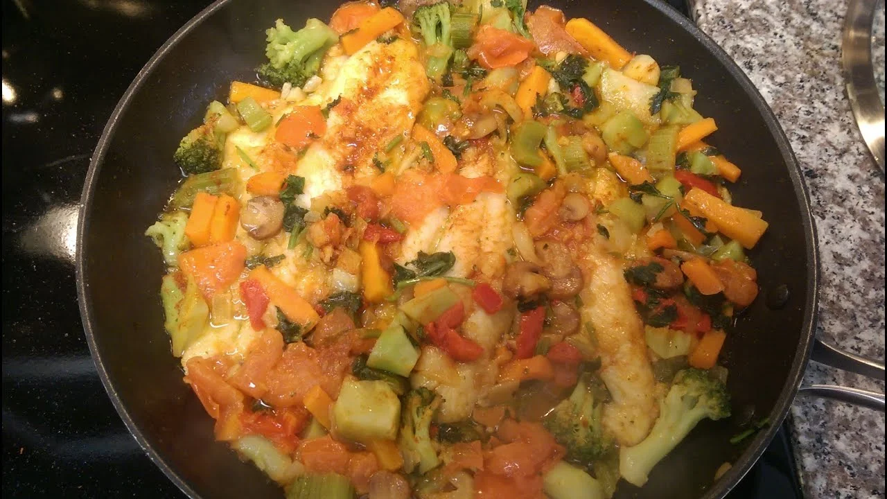 peixe com legumes na frigideira
