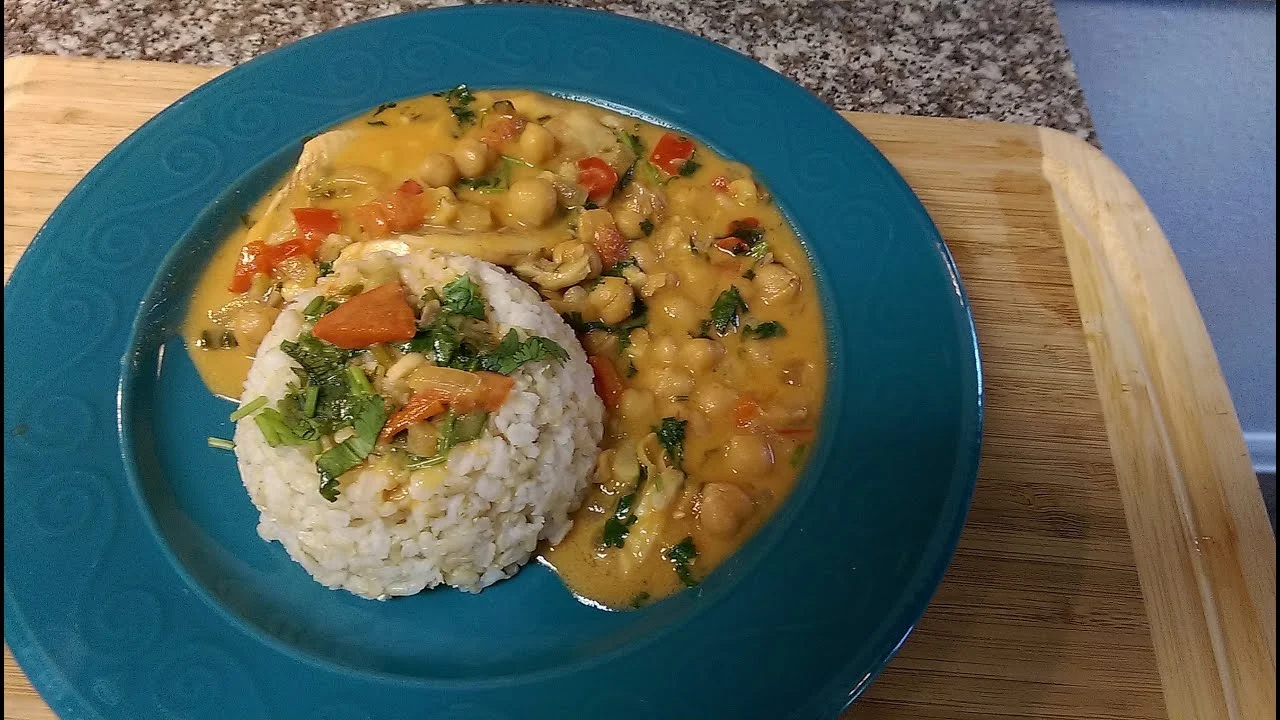 tilápia com grão-de-bico e leite de coco