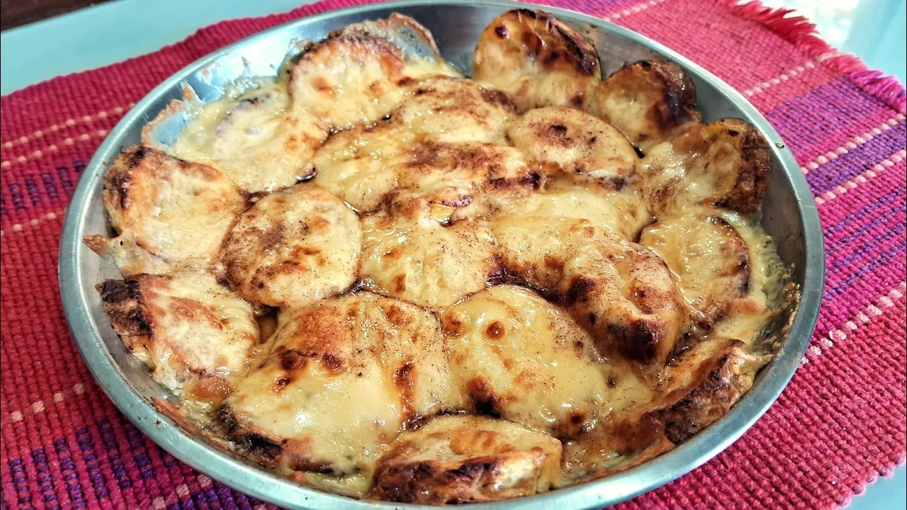 banana-da-terra assada com queijo