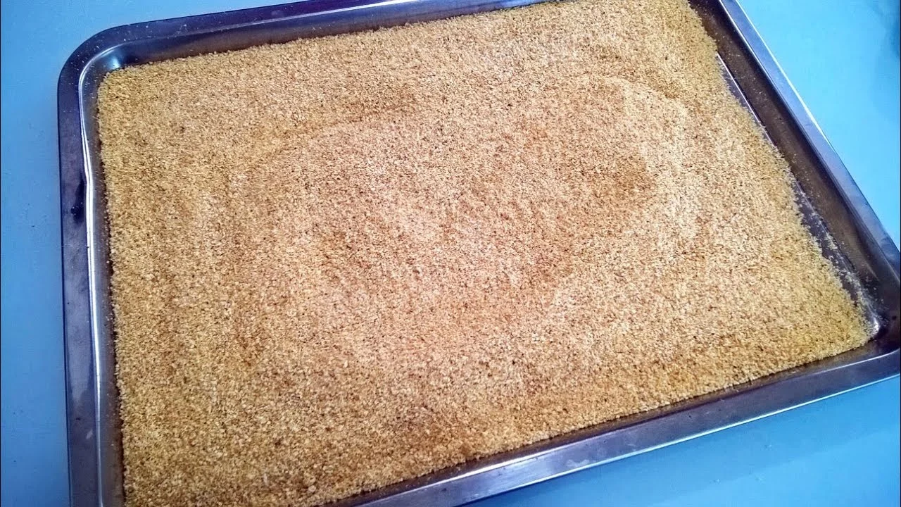 Farinha de coco caseira torrada em bandeja, feita com bagaço de coco