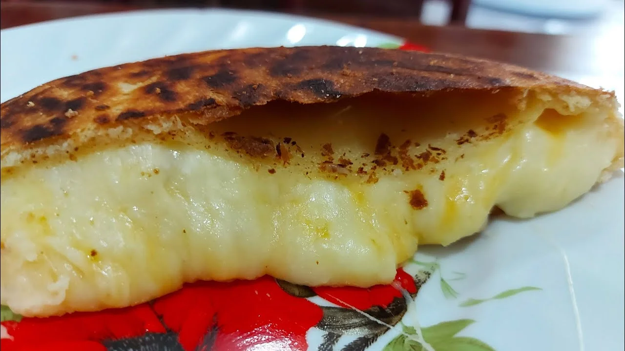Esse pão de batata de frigideira fica recheado e crocante