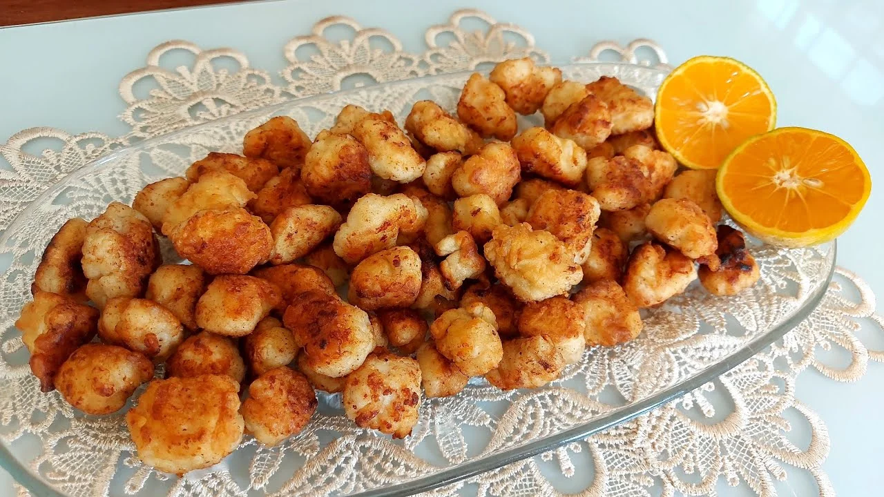 Frango em cubinhos frito, empanado e crocante, servido com limão