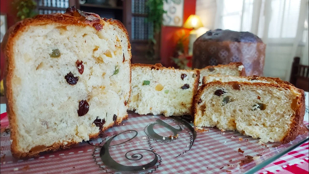Panetone caseiro na máquina de pão, macio e cheio de frutas
